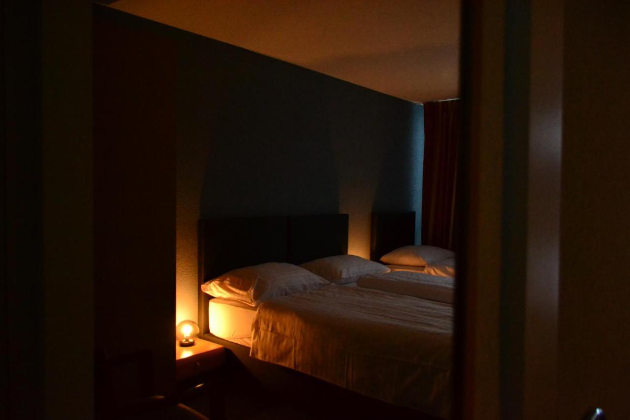 Hotel Les Rives Du Doubs Les Brenets Екстериор снимка