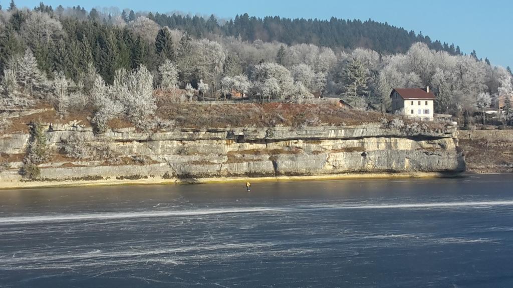 Hotel Les Rives Du Doubs Les Brenets Екстериор снимка