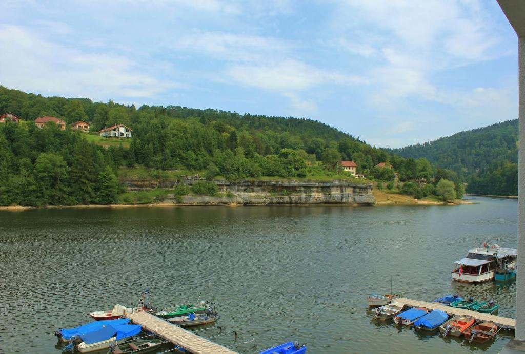 Hotel Les Rives Du Doubs Les Brenets Стая снимка