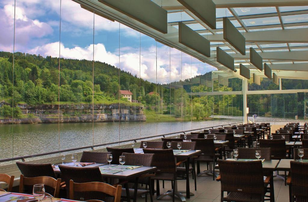 Hotel Les Rives Du Doubs Les Brenets Екстериор снимка